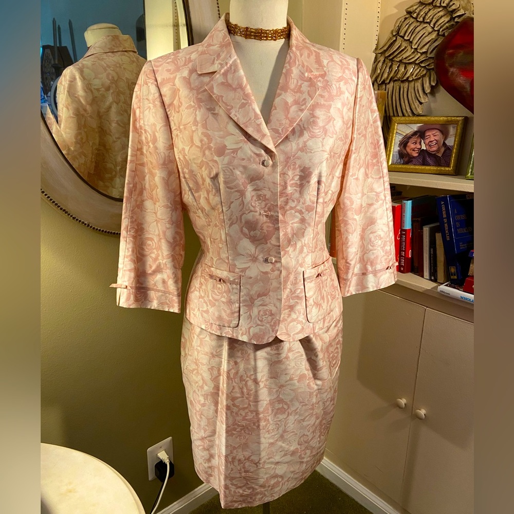 Tahari silk suit 12, rose pink. Perfect condition